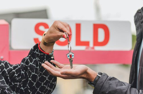 Handing over house keys after sale